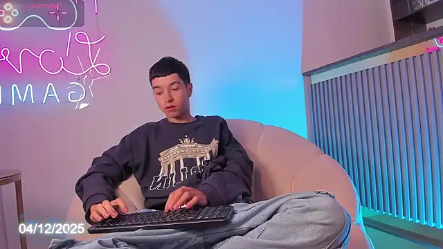 Snapshot of Dallen_Grant chatting on December 4, 2025, 12:37 pm Dallen Grant online show from December 4, 2025, 12:37 pm