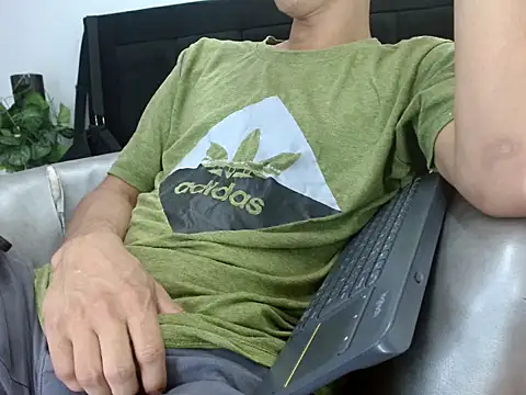 Snapshot of wiltom_ chatting on December 18, 2025, 7:18 pm wiltom online show from December 18, 2025, 7:18 pm