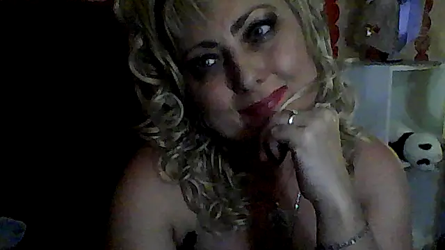 Snapshot of xHot_Amazonq chatting on July 25, 2026, 8:26 pm xHot Amazonq online show from July 25, 2026, 8:26 pm