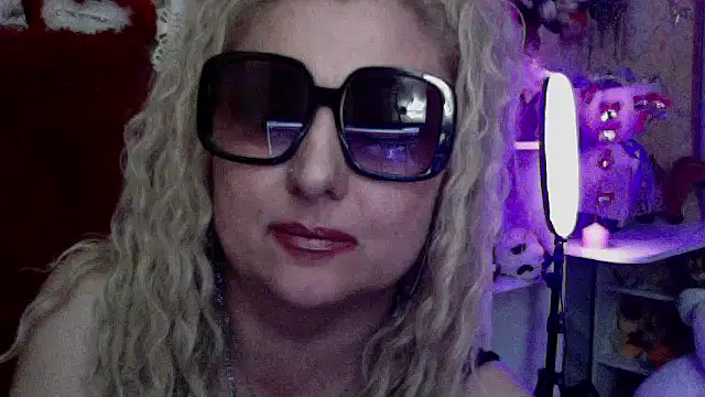 Snapshot of xHot_Amazonq chatting on May 1, 2026, 12:59 am xHot Amazonq online show from May 1, 2026, 12:59 am