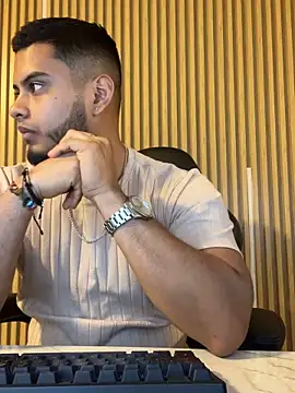 Tiler wolker online show from November 21, 2025, 1:04 am