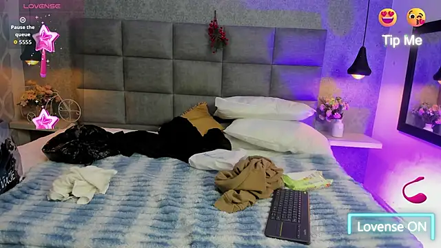 Snapshot of Luna_Bella3 chatting on December 18, 2025, 10:52 am Luna Bella3 online show from December 18, 2025, 10:52 am