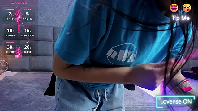 Snapshot of Luna_Bella3 chatting on December 17, 2025, 10:42 am Luna Bella3 online show from December 17, 2025, 10:42 am