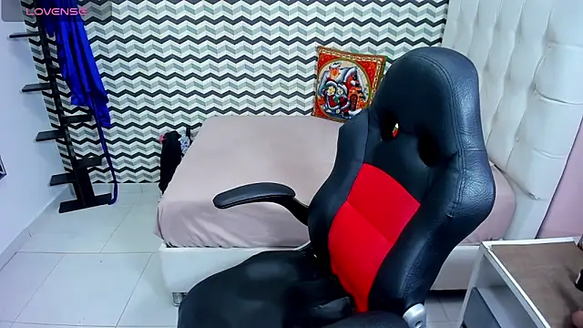 ZALLYWESTER online show from November 26, 2025, 7:25 pm