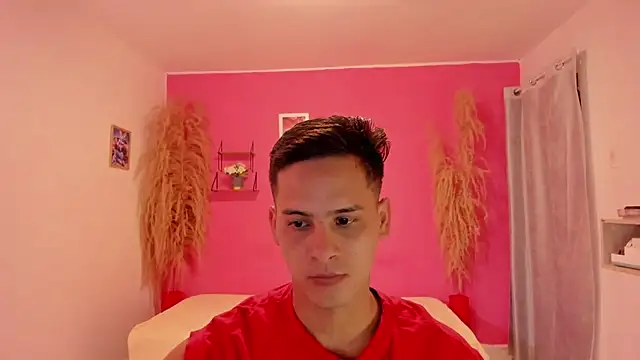 elmasmas01 online show from November 6, 2025, 8:24 pm