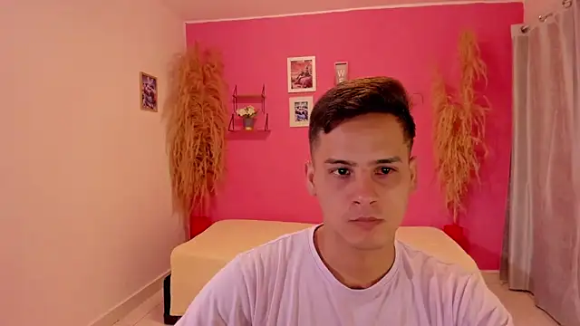 elmasmas01 online show from November 5, 2025, 4:43 pm