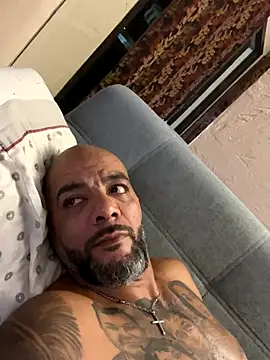 Snapshot of latino2211 chatting on November 17, 2025, 12:03 am latino2211 online show from November 17, 2025, 12:03 am