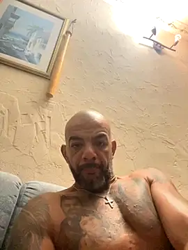 Snapshot of latino2211 chatting on October 29, 2025, 2:21 am latino2211 online show from October 29, 2025, 2:21 am