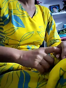 Hot-Rubyy online show from April 17, 2026, 4:32 pm