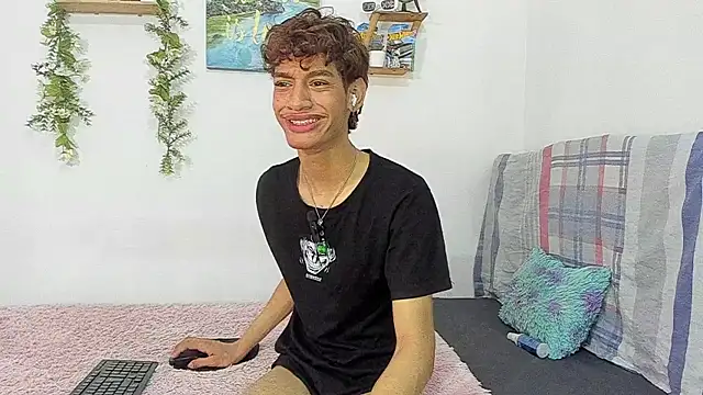 Snapshot of Augustvalen chatting on November 3, 2025, 8:01 pm Augustvalen online show from November 3, 2025, 8:01 pm