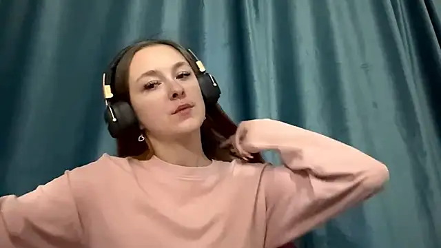 HOTBellakle online show from November 18, 2025, 3:04 pm