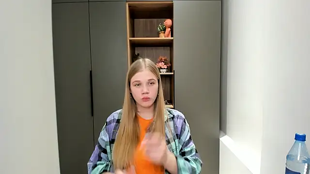 Snapshot of LuciaTiell chatting on October 28, 2025, 8:46 am LuciaTiell online show from October 28, 2025, 8:46 am