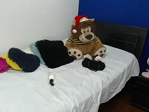 Snapshot of EmmilyConnor chatting on December 17, 2025, 2:44 pm EmmilyConnor online show from December 17, 2025, 2:44 pm