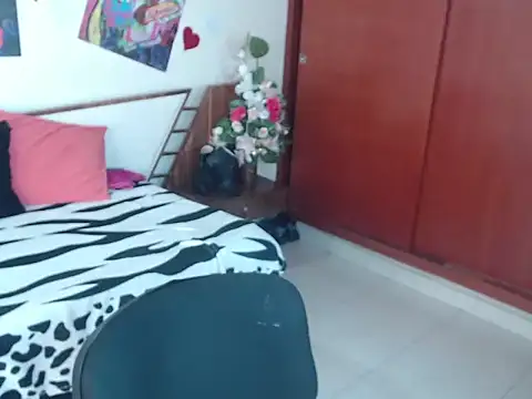 Snapshot of EmmilyConnor chatting on November 24, 2025, 1:44 pm EmmilyConnor online show from November 24, 2025, 1:44 pm