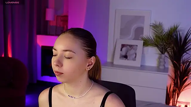 Nora Miller online show from November 22, 2025, 6:34 am