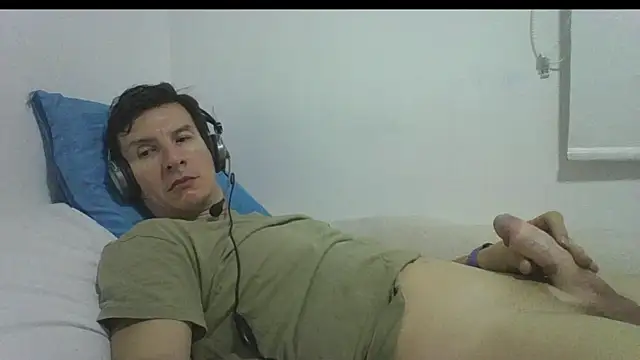 Snapshot of carliesexyman chatting on November 17, 2025, 6:28 am carliesexyman online show from November 17, 2025, 6:28 am