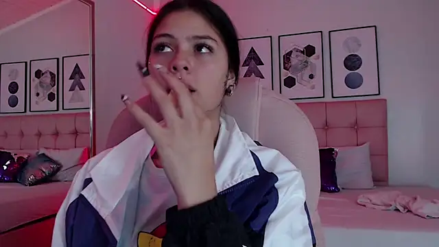 KikiVelvet online show from January 15, 2026, 10:02 pm