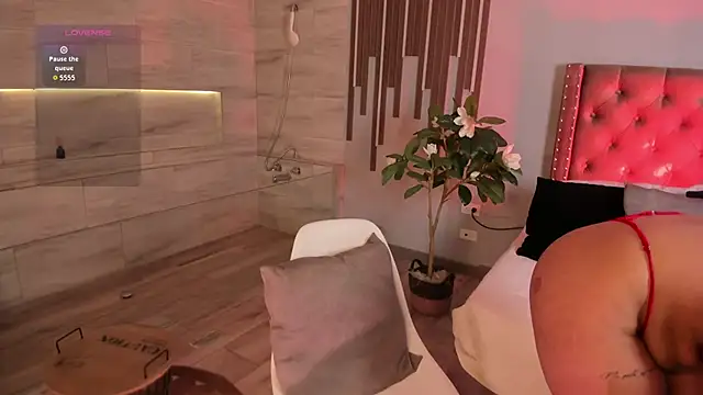 naiia luxx online show from December 1, 2025, 12:17 pm