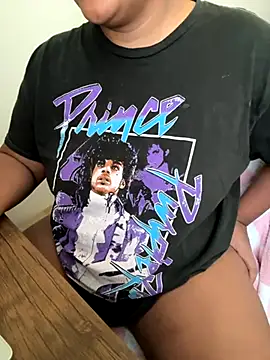 Snapshot of reallyylolo chatting on October 28, 2025, 5:45 pm reallyylolo online show from October 28, 2025, 5:45 pm