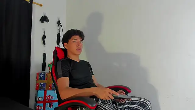 Snapshot of Maximiliano_Khalil chatting on December 14, 2025, 7:52 pm Maximiliano Khalil online show from December 14, 2025, 7:52 pm