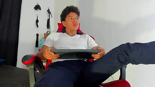 Snapshot of Maximiliano_Khalil chatting on December 15, 2025, 7:31 pm Maximiliano Khalil online show from December 15, 2025, 7:31 pm