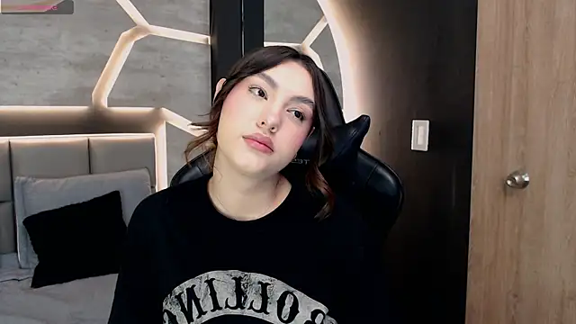 DakotaRussell  online show from December 21, 2025, 1:13 pm