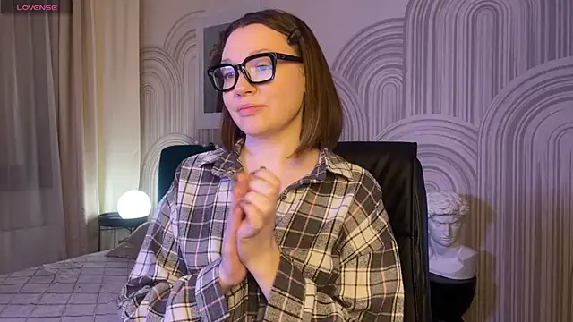 R I N A online show from December 3, 2025, 1:06 am