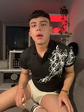 Snapshot of aronnhidden chatting on July 15, 2026, 5:14 am aronnhidden online show from July 15, 2026, 5:14 am
