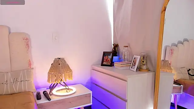 Manelyk  moon online show from November 6, 2025, 9:52 pm