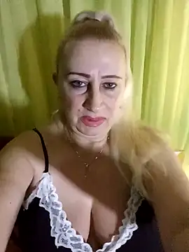 Snapshot of Esenia505 chatting on February 6, 2026, 10:11 am Esenia505 online show from February 6, 2026, 10:11 am