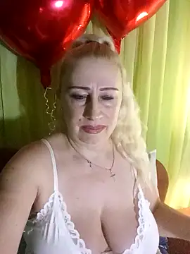 Snapshot of Esenia505 chatting on February 16, 2026, 4:11 am Esenia505 online show from February 16, 2026, 4:11 am