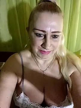 Snapshot of Esenia505 chatting on February 25, 2026, 5:29 am Esenia505 online show from February 25, 2026, 5:29 am