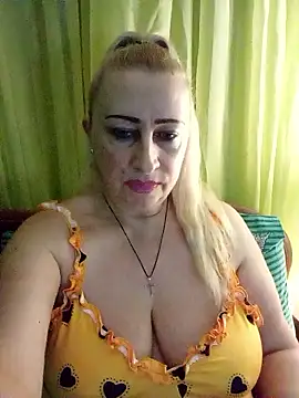 Snapshot of Esenia505 chatting on January 16, 2026, 4:11 pm Esenia505 online show from January 16, 2026, 4:11 pm