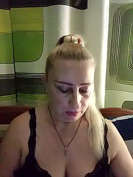 Snapshot of Esenia505 chatting on December 20, 2025, 2:03 am Esenia505 online show from December 20, 2025, 2:03 am