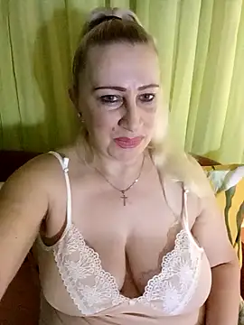 Snapshot of Esenia505 chatting on February 2, 2026, 8:13 am Esenia505 online show from February 2, 2026, 8:13 am