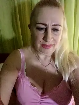 Snapshot of Esenia505 chatting on February 5, 2026, 8:37 pm Esenia505 online show from February 5, 2026, 8:37 pm