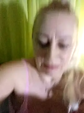 Snapshot of Esenia505 chatting on February 18, 2026, 4:32 am Esenia505 online show from February 18, 2026, 4:32 am