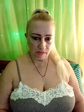 Snapshot of Esenia505 chatting on January 16, 2026, 4:05 am Esenia505 online show from January 16, 2026, 4:05 am