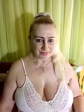 Snapshot of Esenia505 chatting on February 1, 2026, 7:39 am Esenia505 online show from February 1, 2026, 7:39 am