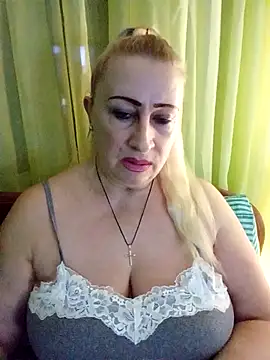 Snapshot of Esenia505 chatting on January 17, 2026, 4:32 pm Esenia505 online show from January 17, 2026, 4:32 pm