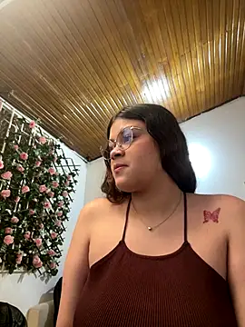 Tharafresneda  online show from October 29, 2025, 2:27 pm