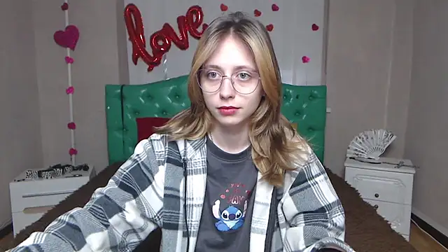 TracyLll online show from February 25, 2026, 6:13 am