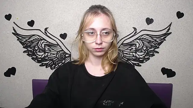 TracyLll online show from November 30, 2025, 11:55 am