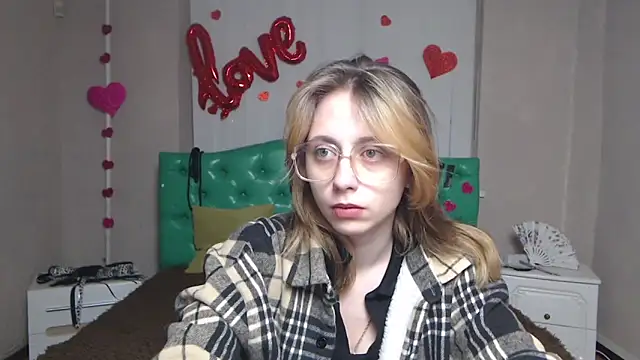 TracyLll online show from February 1, 2026, 6:11 am