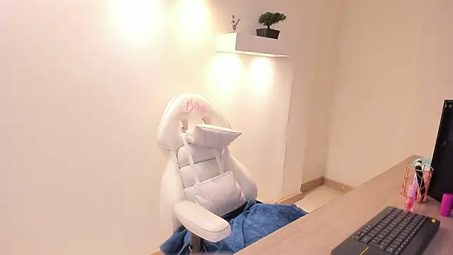 Snapshot of Julietta01 chatting on December 14, 2025, 3:28 pm Julietta01 online show from December 14, 2025, 3:28 pm