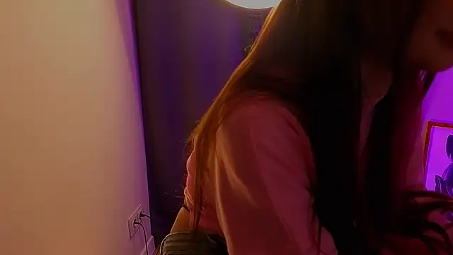 LauraHansil online show from April 16, 2026, 9:39 pm