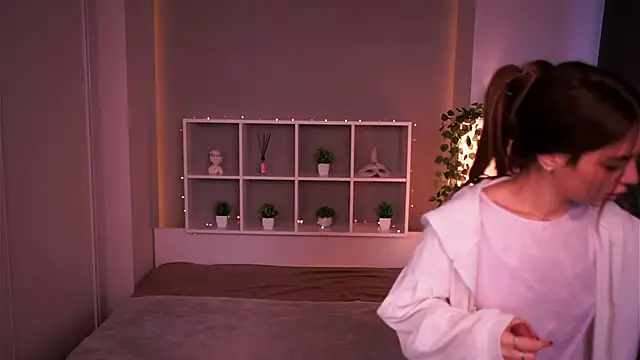 Snapshot of LauraHansil chatting on November 8, 2025, 7:01 am LauraHansil online show from November 8, 2025, 7:01 am