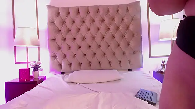 ViolettConnor-x online show from December 2, 2025, 7:59 pm