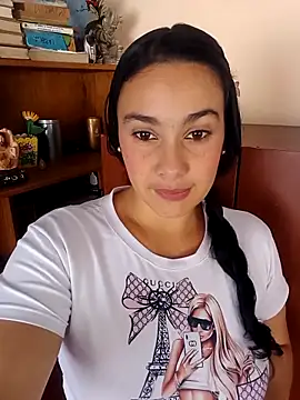 Isa-Giraldo online show from November 17, 2025, 3:16 pm