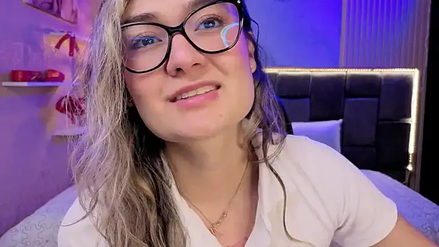 Im-Lola online show from November 15, 2025, 8:02 pm